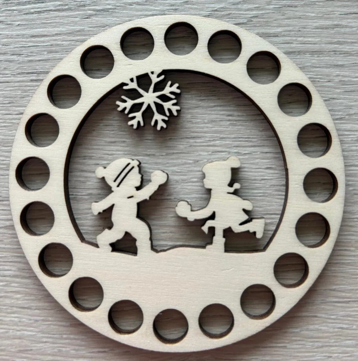 Drevený podstavec 10cm Deti