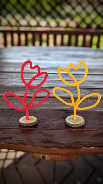 DIY set for making single-colour wire and cord flowers on a wooden disc – 2 pcs