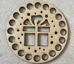 Drevený podstavec 10cm Dárek