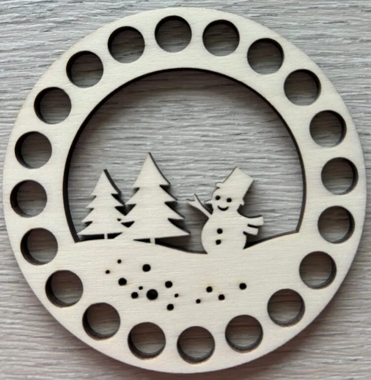 Drevený podstavec 10cm Snehuliak B