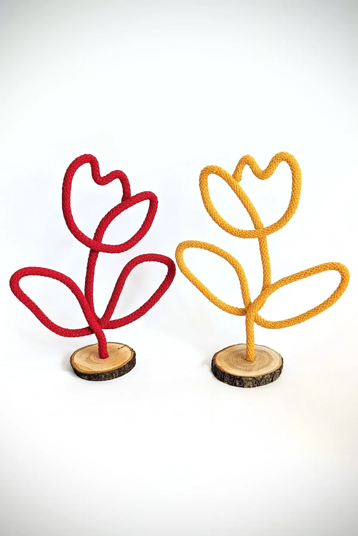 DIY set for making single-colour wire and cord flowers on a wooden disc – 2 pcs