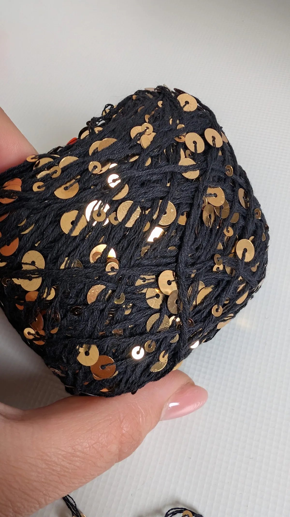 Decorative cord with sequins
