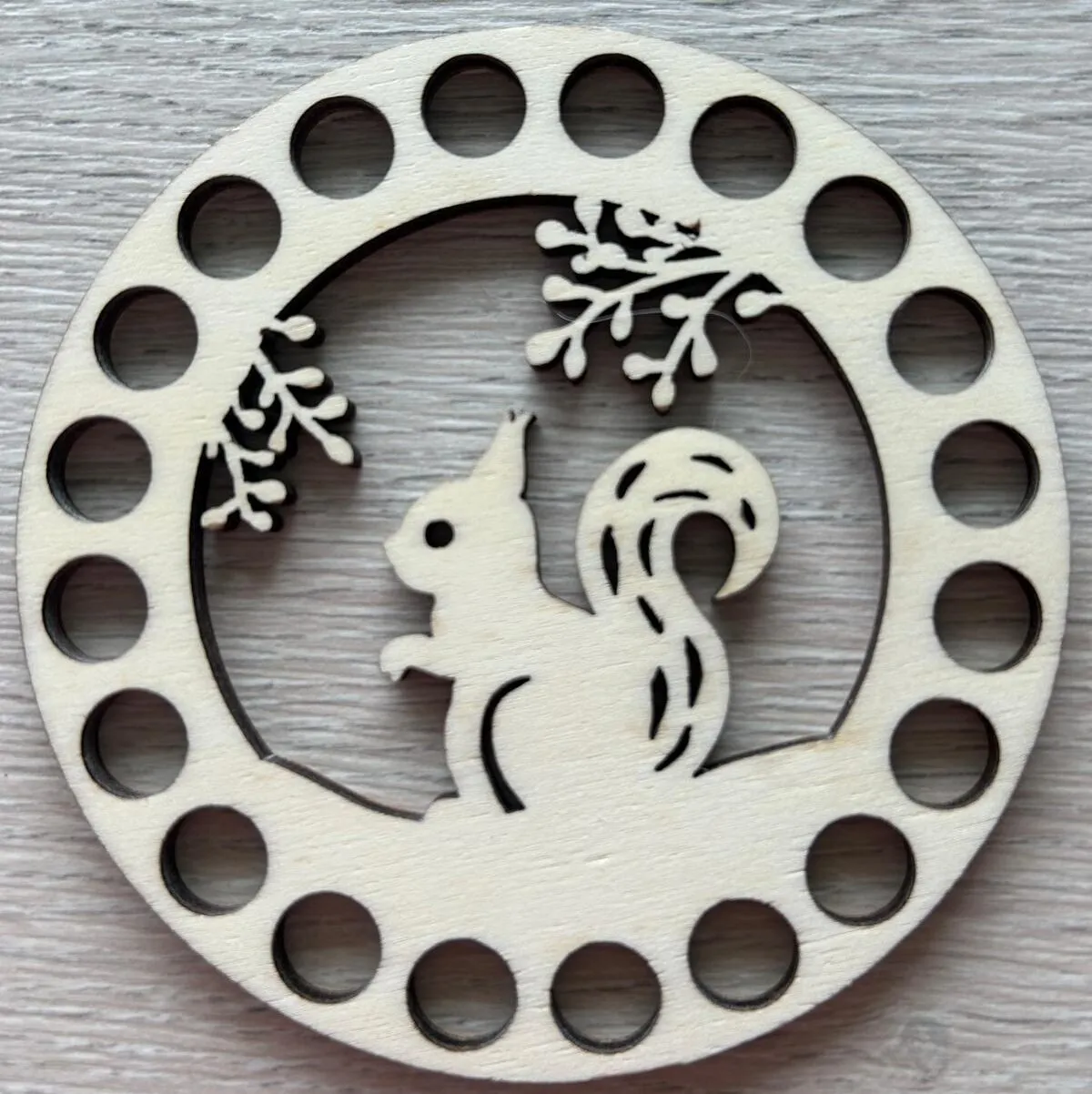 Drevený podstavec 10cm Veverka
