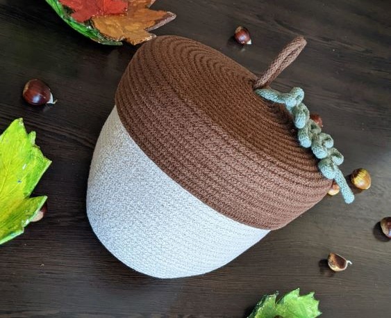 Jesenná dekorácia v tvare žaluďa